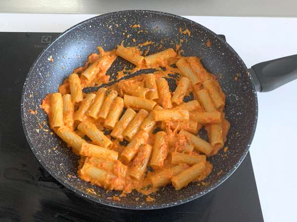 Pasta dengan paprika dan philadelphia: lembut, cepat, dan lezat - Persiapan langkah 7