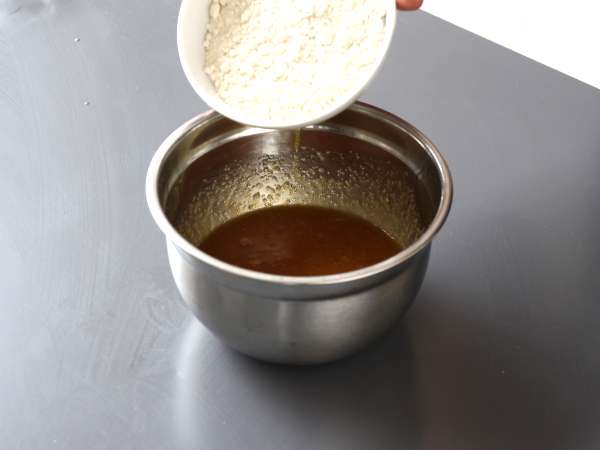 Ceri Blondie dan cokelat, kue renyah dan fondant yang sempurna - Persiapan langkah 2