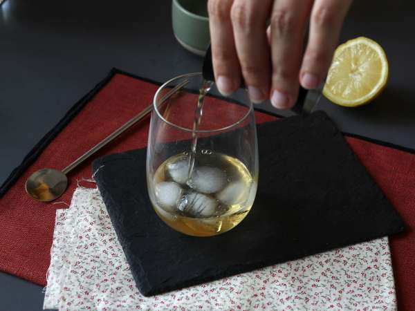 Spritz St-Germain dengan minuman keras bunga elder, koktail yang sangat segar untuk musim panas - Persiapan langkah 2