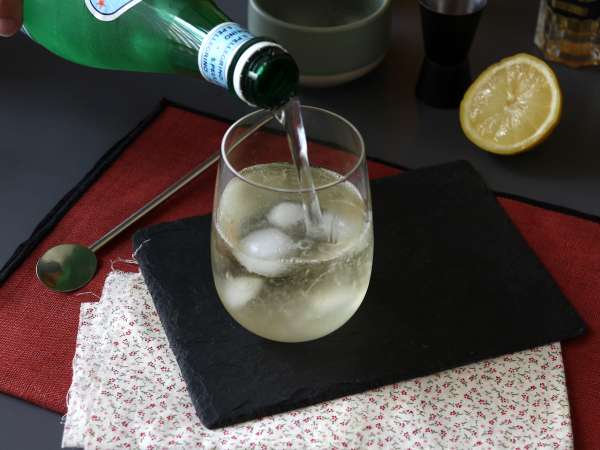Spritz St-Germain dengan minuman keras bunga elder, koktail yang sangat segar untuk musim panas - Persiapan langkah 4
