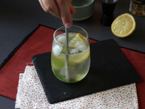 Spritz St-Germain dengan minuman keras bunga elder, koktail yang sangat segar untuk musim panas - Persiapan langkah 6