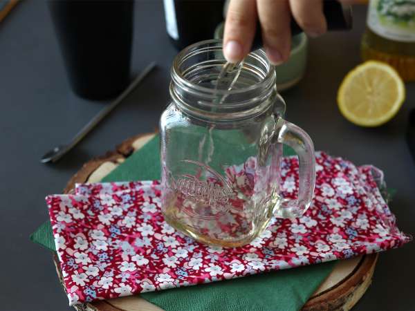 Hugo Spritz dengan sirup bunga elder, koktail yang segar dan manis - Persiapan langkah 1