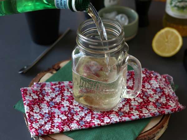 Hugo Spritz dengan sirup bunga elder, koktail yang segar dan manis - Persiapan langkah 2