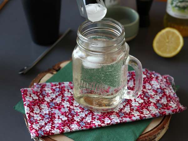 Hugo Spritz dengan sirup bunga elder, koktail yang segar dan manis - Persiapan langkah 3