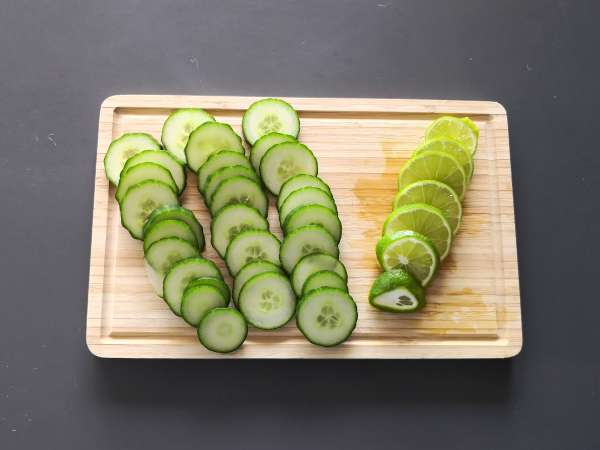 Air rasa mentimun, jeruk nipis, mint, dan jahe - Persiapan langkah 1