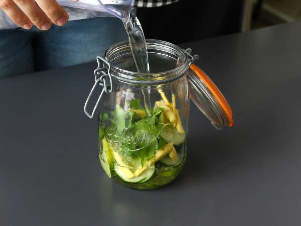 Air rasa mentimun, jeruk nipis, mint, dan jahe - Persiapan langkah 3