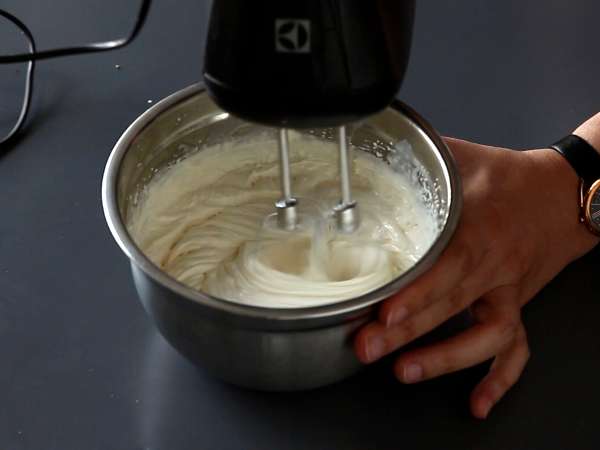 Roti gulung rasa Easy Kinder Bueno, sempurna sebagai kue ulang tahun atau batang kayu Natal! - Persiapan langkah 6