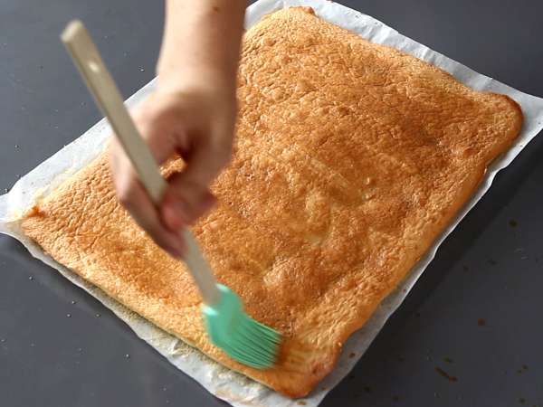 Roti gulung rasa Easy Kinder Bueno, sempurna sebagai kue ulang tahun atau batang kayu Natal! - Persiapan langkah 7