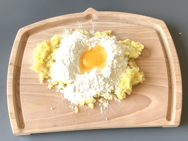 Gnocchi kentang buatan sendiri dengan pesto - Persiapan langkah 2