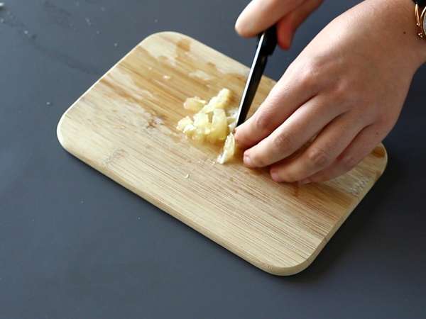 Keju kambing segar dan salmon asap di atas roti panggang - Persiapan langkah 1