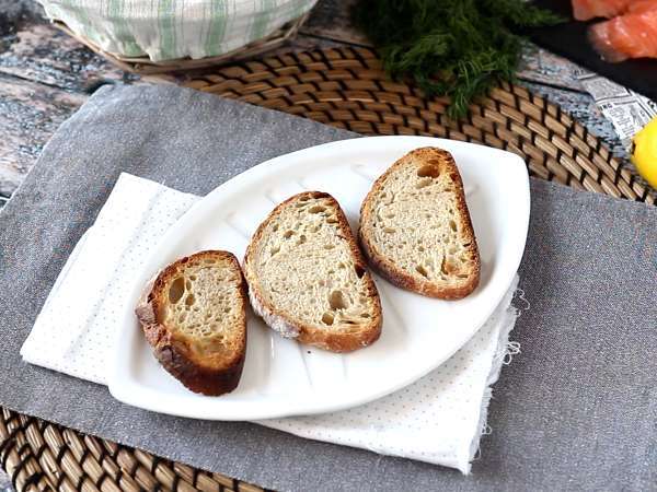 Keju kambing segar dan salmon asap di atas roti panggang - Persiapan langkah 2