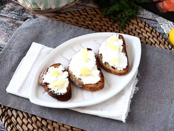 Keju kambing segar dan salmon asap di atas roti panggang - Persiapan langkah 3