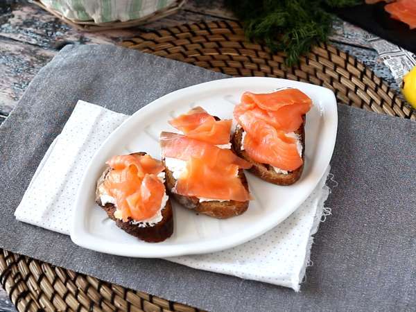 Keju kambing segar dan salmon asap di atas roti panggang - Persiapan langkah 4