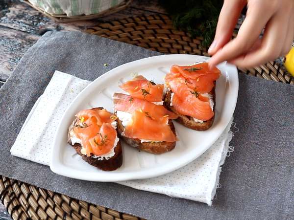 Keju kambing segar dan salmon asap di atas roti panggang - Persiapan langkah 5
