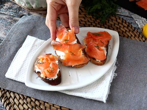 Keju kambing segar dan salmon asap di atas roti panggang - Persiapan langkah 6
