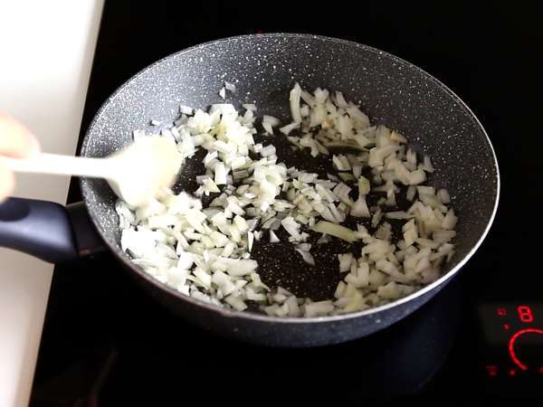 Spanakopita, pai Yunani yang super mudah dengan bayam dan keju feta - Persiapan langkah 1