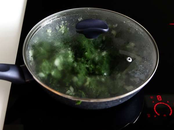 Spanakopita, pai Yunani yang super mudah dengan bayam dan keju feta - Persiapan langkah 2