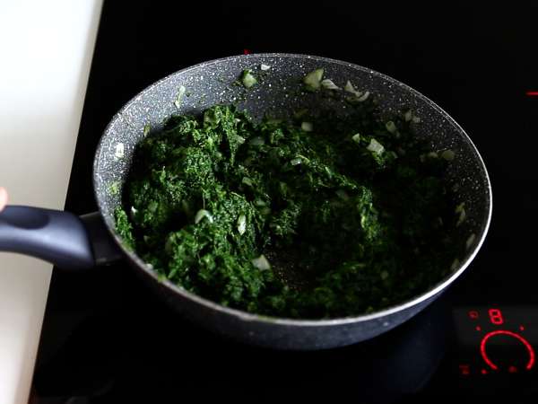 Spanakopita, pai Yunani yang super mudah dengan bayam dan keju feta - Persiapan langkah 3