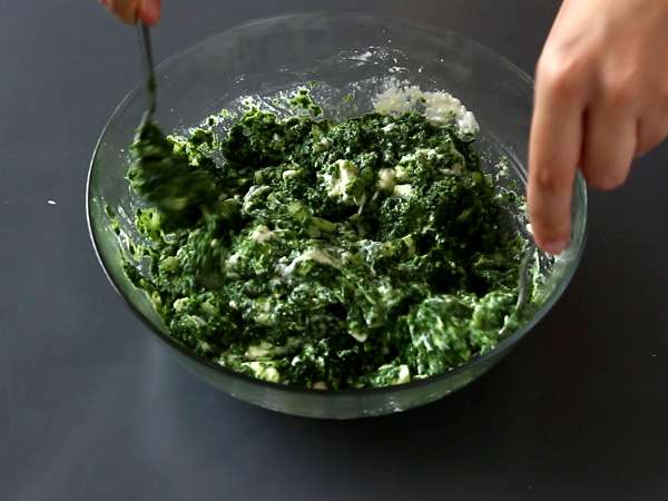 Spanakopita, pai Yunani yang super mudah dengan bayam dan keju feta - Persiapan langkah 5
