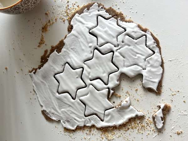 Biskuit bintang kayu manis, biskuit klasik khas Natal - Persiapan langkah 3