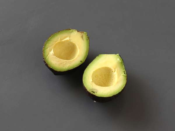 Patacones, roti panggang pisang raja Kolombia dengan guacamole dan tomat - Persiapan langkah 1