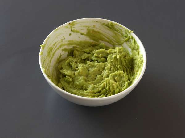 Patacones, roti panggang pisang raja Kolombia dengan guacamole dan tomat - Persiapan langkah 2