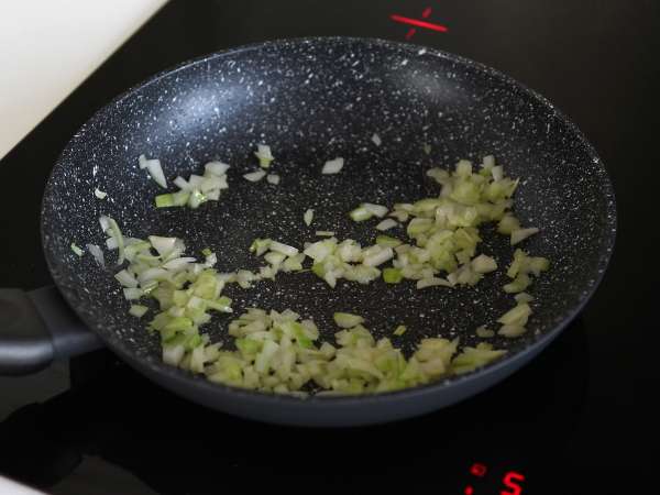 Patacones, roti panggang pisang raja Kolombia dengan guacamole dan tomat - Persiapan langkah 4