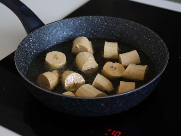 Patacones, roti panggang pisang raja Kolombia dengan guacamole dan tomat - Persiapan langkah 7