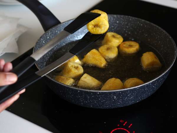 Patacones, roti panggang pisang raja Kolombia dengan guacamole dan tomat - Persiapan langkah 8