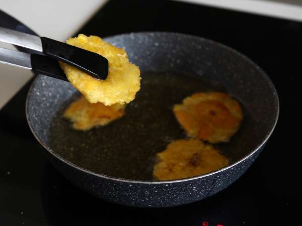 Patacones, roti panggang pisang raja Kolombia dengan guacamole dan tomat - Persiapan langkah 10