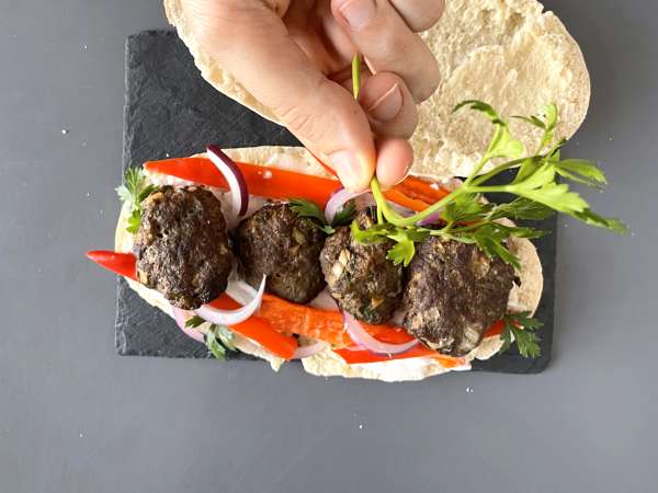 Köfte - bakso Turki dalam roti - Persiapan langkah 2