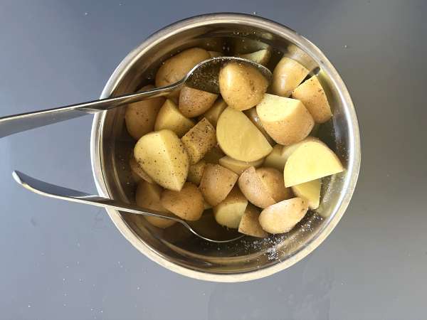 Kentang panggang oven, resep klasik dan mudah - Persiapan langkah 2