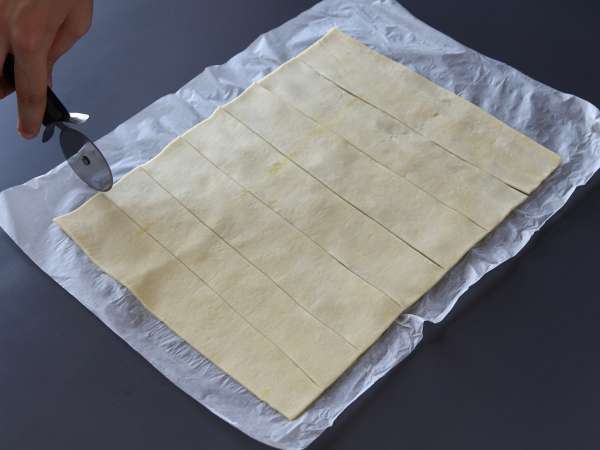 Roti gulung New York asin yang mudah dengan pesto dan fromage frais dengan 4 bahan - Persiapan langkah 1