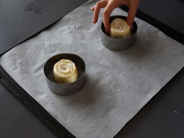 Roti gulung New York asin yang mudah dengan pesto dan fromage frais dengan 4 bahan - Persiapan langkah 4