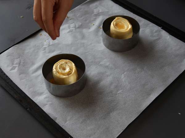 Roti gulung New York asin yang mudah dengan pesto dan fromage frais dengan 4 bahan - Persiapan langkah 5