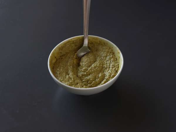 Roti gulung New York asin yang mudah dengan pesto dan fromage frais dengan 4 bahan - Persiapan langkah 7