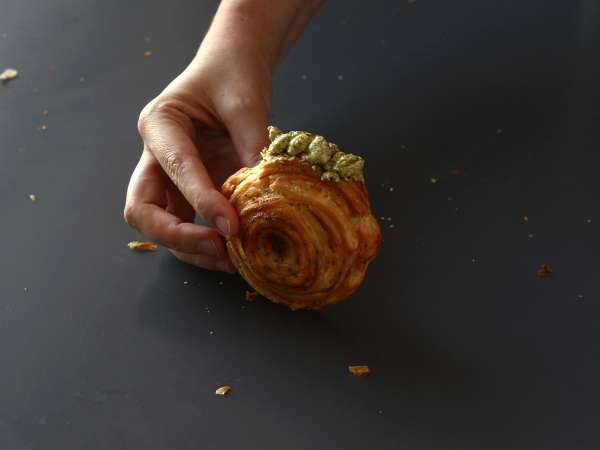 Roti gulung New York asin yang mudah dengan pesto dan fromage frais dengan 4 bahan - Persiapan langkah 9