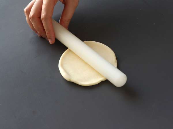 Roti gulung bergaya pizza yang diisi dengan saus tomat, ham, dan mozzarella - Persiapan langkah 1