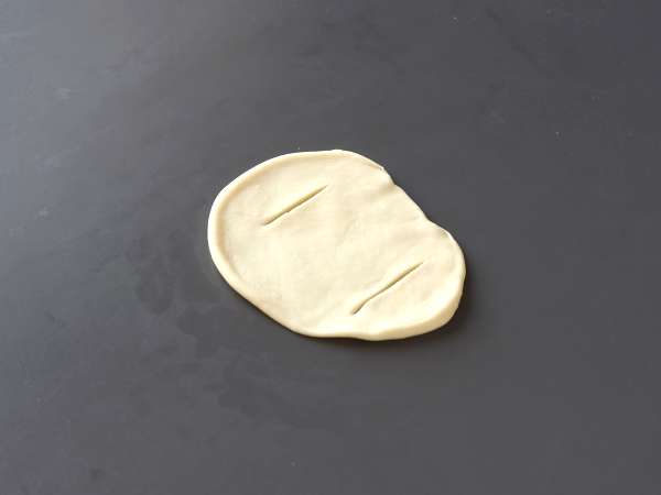 Roti gulung bergaya pizza yang diisi dengan saus tomat, ham, dan mozzarella - Persiapan langkah 2