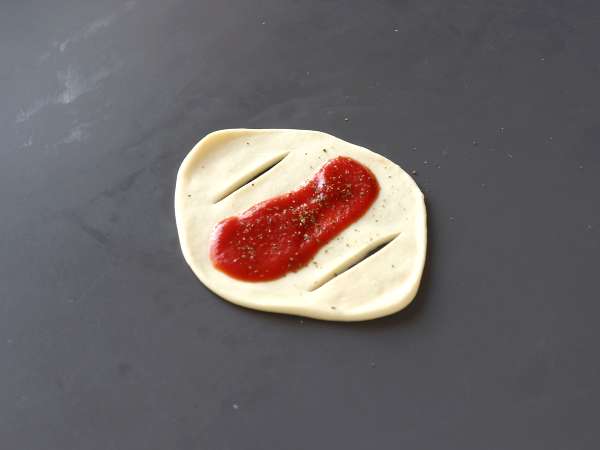 Roti gulung bergaya pizza yang diisi dengan saus tomat, ham, dan mozzarella - Persiapan langkah 3