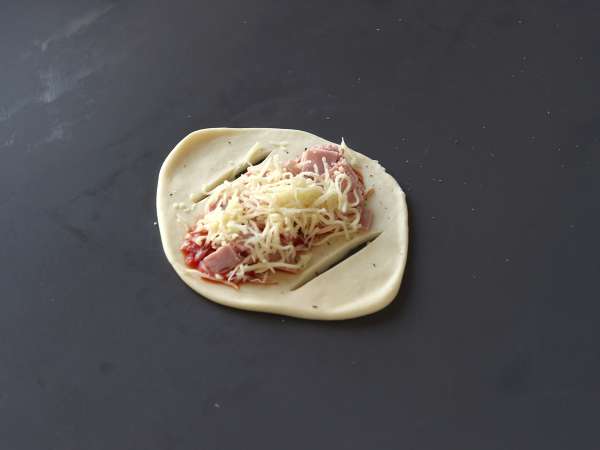 Roti gulung bergaya pizza yang diisi dengan saus tomat, ham, dan mozzarella - Persiapan langkah 4