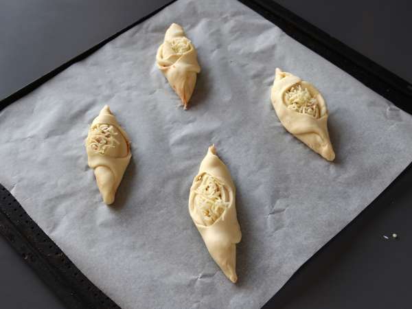 Roti gulung bergaya pizza yang diisi dengan saus tomat, ham, dan mozzarella - Persiapan langkah 6