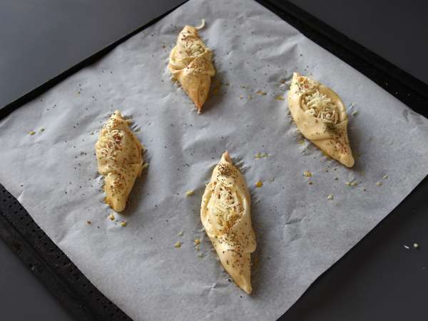 Roti gulung bergaya pizza yang diisi dengan saus tomat, ham, dan mozzarella - Persiapan langkah 7