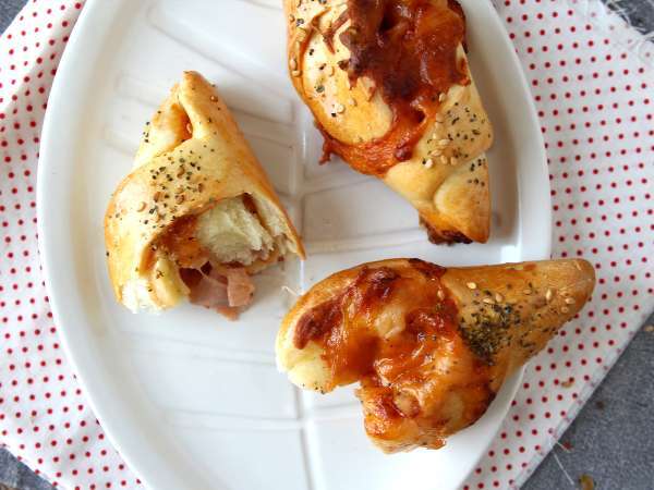 Roti gulung bergaya pizza yang diisi dengan saus tomat, ham, dan mozzarella - Persiapan langkah 8