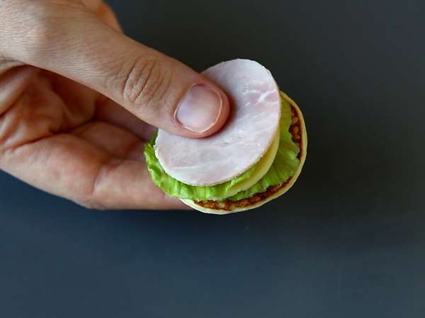 Piring blini dengan isian, minuman beralkohol bervariasi yang sempurna untuk musim perayaan - Persiapan langkah 1