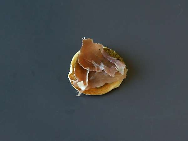 Piring blini dengan isian, minuman beralkohol bervariasi yang sempurna untuk musim perayaan - Persiapan langkah 2