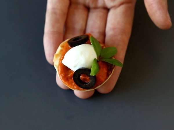 Piring blini dengan isian, minuman beralkohol bervariasi yang sempurna untuk musim perayaan - Persiapan langkah 3