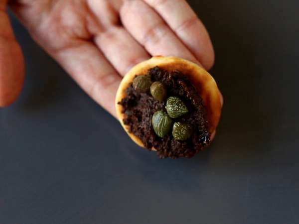 Piring blini dengan isian, minuman beralkohol bervariasi yang sempurna untuk musim perayaan - Persiapan langkah 4