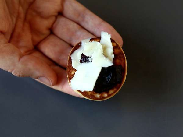 Piring blini dengan isian, minuman beralkohol bervariasi yang sempurna untuk musim perayaan - Persiapan langkah 7