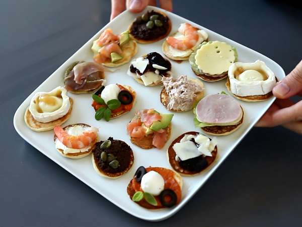 Piring blini dengan isian, minuman beralkohol bervariasi yang sempurna untuk musim perayaan - Persiapan langkah 10